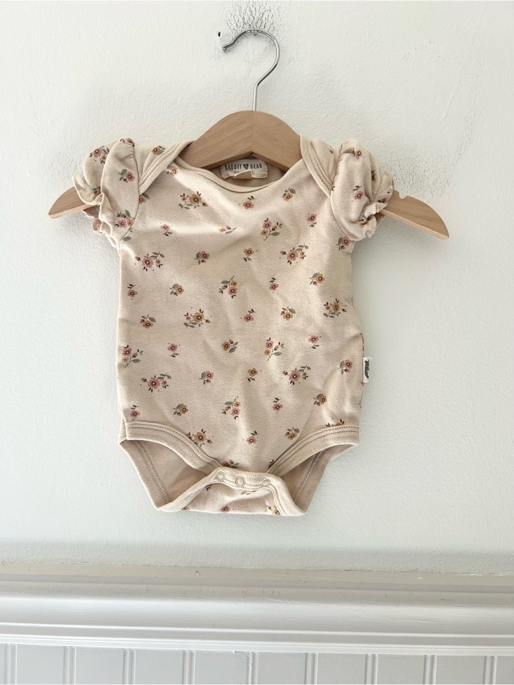 Rabbit + Bear 0-3 Months Organic Cotton Neutral Floral Puff-Sleeve Baby Bodysuit